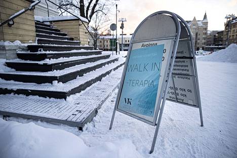 Tampereen Vanhassa kirkossa voi pistäytyä maanantaisin 16–30-vuotiaille nuorille suunnatussa walk in -terapiassa.