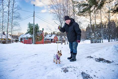 Kari Virtanen mökkeilee siirtolapuutarhassa ja käyttää aluetta ympäri vuoden. Hän on kuullut kaavoitusaikeista eikä ainakaan vielä ole niistä kovin huolissaan. "Mutta onhan tämä mukava tällaisenaan", hän toteaa. Kuvassa myös Alisa-koira. 