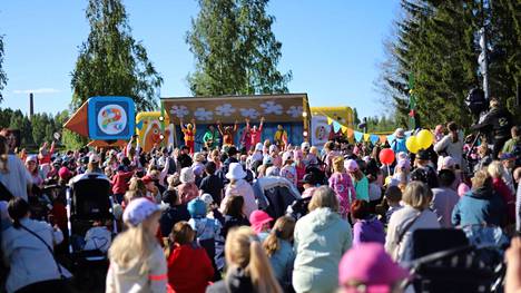 Ylen Lapset -tuotannon lasten kesätapahtumien ja konserttien sarja tulee toisella kaudella Keuruulle kesäkuun lopussa. Kuvassa Leikitään Pikku Kakkosta Kajaanissa kesällä 2022.