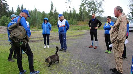 Jukka Koivuviidan kissa tuli tarkastamaan johtoryhmän puuhia kilpailukeskuksessa.