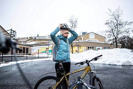 Porin lukiossa opiskeleva Aino Manner, 18, on pyöräillyt kouluun vuosikaudet. Hän sai henkilöauton ajokortin 17-vuotiaana, mutta jatkaa koulumatkapyöräilyä edelleen. ”Tämä on hyvää hyötyliikuntaa, ja neljän kilometrin matka on juuri sopiva pyöräiltäväksi.”