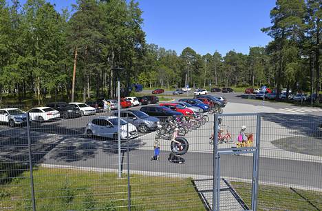 Aurinkoisina kesäpäivinä maauimalan läheisyydessä olevat parkkipaikat ovat kysyttyjä. Suvitien alueella parkkiruutuja on yhteensä noin 330. Kuva: Juha Sinisalo