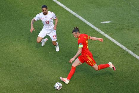 Sveitsiläispuolustaja Ricardo Rodriguez näkee, että joukkueen etu Ranskaa vastaan voi olla altavastaajan asema. Kuvassa palloa pitää Walesin kapteeni Gareth Bale.