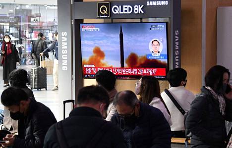 Ihmiset seurasivat televisiolähetystä Pohjois-Korean laukaisemasta ohjuksesta rautatieasemalla Soulissa torstaina. 