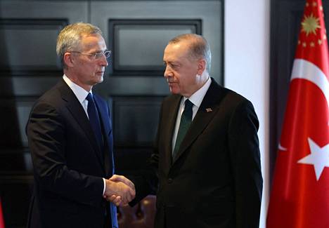 Naton pääsihteeri Jens Stoltenberg ja Turkin presidentti Recep Tayyip Erdoğan kuvattiin kättelemässä Turkin Antalyan kaupungissa maaliskuuta. Kaksikon on määrä tavata Turkissa myös tällä viikolla. 