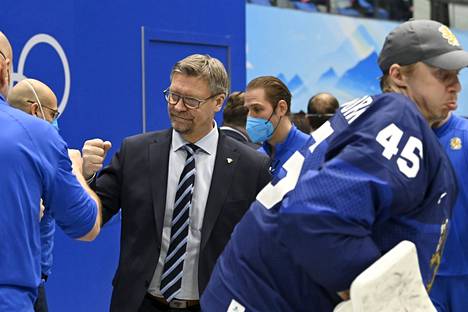 Jukka Jalonen heitti nyrkkitervehdyksen olympialaisten loppuottelupaikan ratkettua.