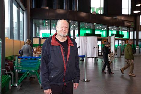 Seppo Kääriäinen oli aamulla hyvissä ajoin odottamassa ennakkoäänestyksen alkamista Kalevan Prismalla. Hän pääsi äänestyskoppiin ensimmäisenä.