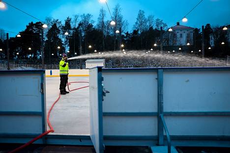 Tampereen Koulukadun kentän ja Sorsapuiston tekojääradan jäädyttäminen päästiin tänä vuonna aloittamaan tavallista myöhemmin. Koulukadun kenttää jäädytettiin keskiviikkona 23. marraskuuta.