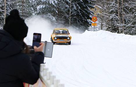 Latvalan auton konepelti irtosi toisella pätkällä, mutta se ei menoa  haitannut – Kuhmoisten Sora -rallin ensimmäisellä erikoiskokeella  nautittiin talvirallin tunnelmasta, katso kuvat - Urheilu - Jämsän Seutu