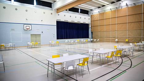 Ahvenisjärven koulun sali keväällä 2020, kun koulu valmistautui etäkoululaisten paluuseen läsnäopetukseen. Uuteen kouluun suunnitellaan suurempaa liikuntasalia, joka sopii koulu- ja iltakäyttöön.