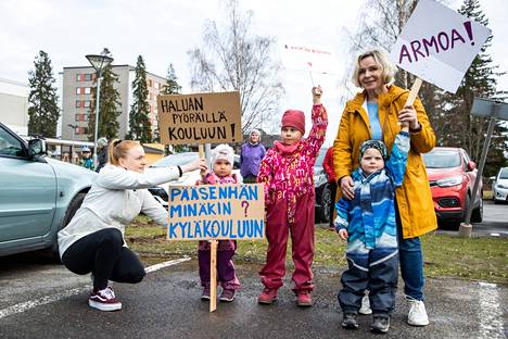 Koulun pitää olla kohtuullisen pyöräilymatkan päässä. Tätä mieltä olivat Johanna Vuoriniemi (vasemmalla) ja hänen tyttärensä Emma Vuoriniemi sekä Elsi ja Oskari Palonen mumminsa Elina Korkeaojan kanssa.