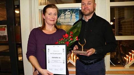 Mariia Jokimäki-Tähkänen ja Petri Tähkänen valittiin vuoden yrittäjiksi Jokitähkä Ay:n nimissä. Musikaalinen pariskunta on aktiivisesti mukana myös paikallisissa yhdistyksissä ja lasten harrastuksissa.