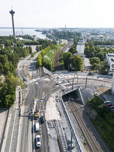 Sepänkadun sillan alapuolelta kulkevat pohjoisen Helsinki–Oulu-pääradan junat sekä junaliikenne Poriin ja Raumalle. Uuden sillan kannen pinta-ala on 700 neliömetriä ja se on teräsbetoninen laattakehäsilta.