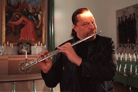 Vesa- Matti Loiri soitti pitkään poikkihuilua myös konserteissaan. Kuvassa Loiri joulukonsertissa Heinolan maaseurakunnan kirkossa vuonna 1999.