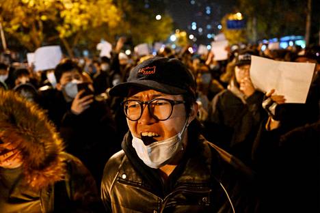 Viikko sitten viikonloppuna Kiinassa puhkesi tiukkaa koronapolitiikkaa vastustavia mielenosoituksia. Kuva on otettu Pekingissä 28. marraskuuta.