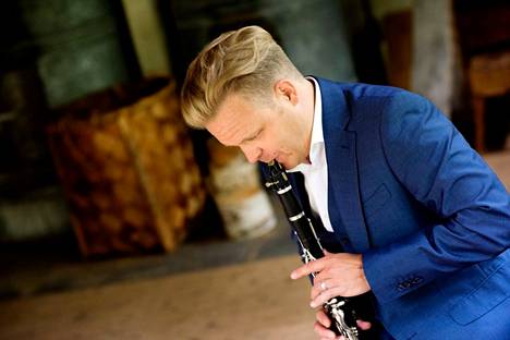 Christoffer Sundqvist puhaltaa klarinetillaan sujuvasti niin klassikoita kuin uuttakin musiikkia.