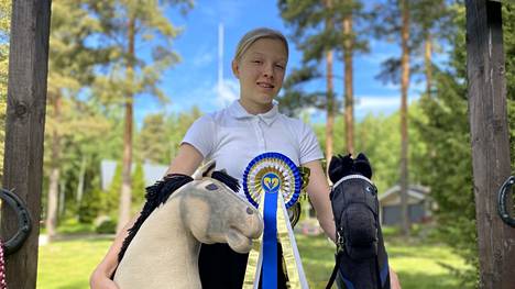 13-vuotias Melina Jalonen voitti keppihevosesteratsastuksen Suomen mestaruuden ensimmäisissä SM-kisoissaan. Harrastus on vienyt tytön kokonaisvaltaisesti mukanaan. Hänellä on esimerkiksi oma harrastukselle pyhitetty Instagram-tili. Tilin nimi on @kenttatalli_nupunrinne.
