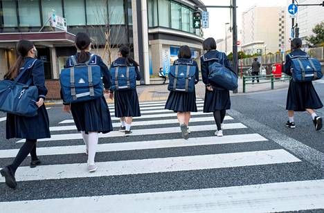 Koulujen kritisoidut ulkonäkösäännöt höllentyvät Japanissa.