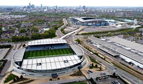 Manchester Cityn akatemiastadionille mahtuu vain 4 400 katsojaa. Taustalla seuran päästadion.