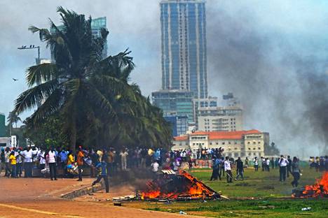 Mielenosoittajat ja maan hallinnon tukijat ottivat yhteen presidentin toimiston ulkopuolella Colombossa 9. toukokuuta.
