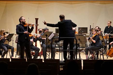 Vetovoimaisista esiintymisistään tunnettu viulisti Giovanni Guzzo otti Bernsteinin Serenaden vahvasti haltuunsa Pori Sinfoniettan konsertissa. Orkesteri tarjosi hänelle tasavertaisen kumppanin.
