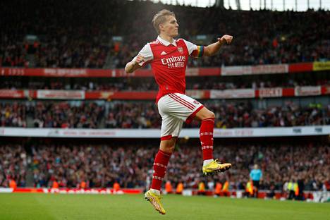 Arsenalin Martin Ødegaard tuuletti maaliaan.