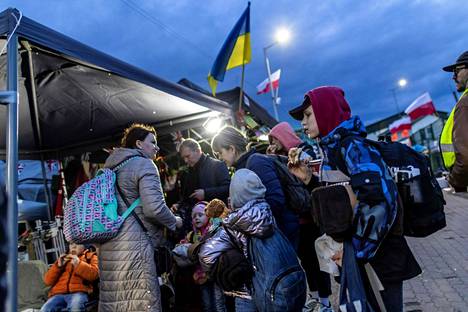  Ukrainalaiset pakolaiset odottavat rajanylityspaikalla päästäkseen rajan yli Puolan Medykaan.