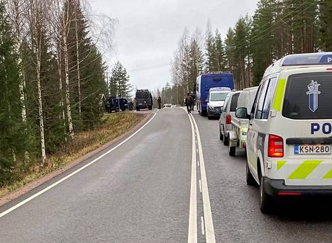 Eväjärventien varrella oli tiistaina runsaasti poliisiautoja.