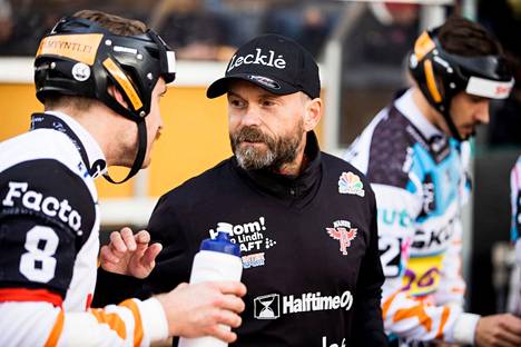 Mansen mestaripelinjohtajan Matti Iivarinen siirtyi roolistaan alajärveläiseksi luokanopettajaksi. Hän nostaa kolme joukkuetta muiden edelle tällä hetkellä.