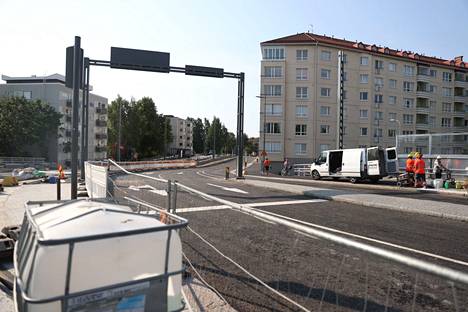 Tampereen Sepänkatu ja rautatien ylittävä silta ovat taas autoliikenteen käytössä. Kuva on otettu perjantaiaamuna, kun Sepänkatu avattiin liikenteelle.
