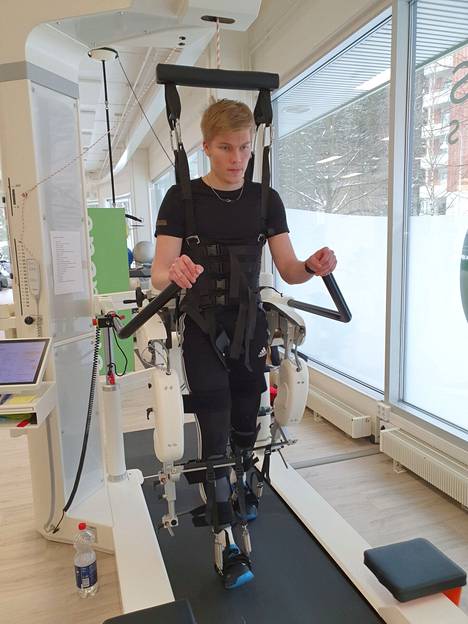 Otto Mujunen on päässyt treenaamaan kävelyä jalkarobotin avustuksella.