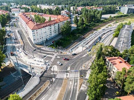 Vasemmalla uusi Sepänkadulta tuleva silta. Kuvassa alhaalta tulee liikenne Särkänniemen suunnasta ja ylhäältä Lielahden suunnasta. Kuva otettu 22. heinäkuuta, kun Sepänkatu aukesi liikenteelle.