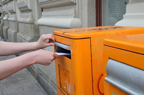 Kun kirje laitetaan postiin Tampereella, se kulkeutuu alueen postikeskukseen eli Helsinkiin. 