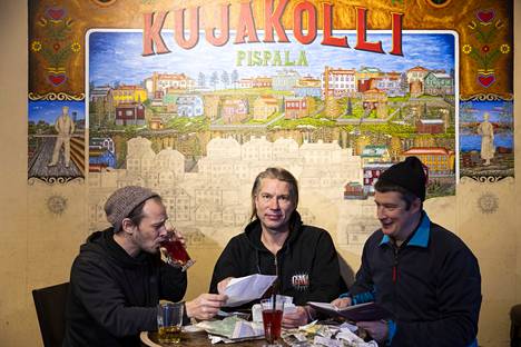 Jesse Karhu (keskellä) vastasi Aamulehden kyselyyn ja kertoi erikoisesta souturetkestä, jonka teki kavereidensa Teemu Mäenpään (vas.) ja Wille Klénin kanssa. Kolmikko kuvattiin Pub Kujakollissa joulukuussa 2022.
