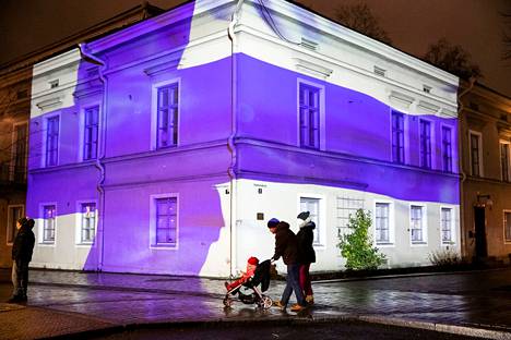 Tampere juhlisti vuonna 2020 itsenäisyyspäivää valaisemalla keskustorin ympäristön rakennuksia juhlavasti.