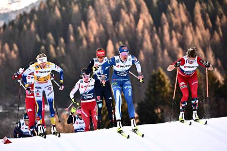 Kerttu Niskanen (keskellä) hiihti upean kisan Tour de Skillä lauantaina.