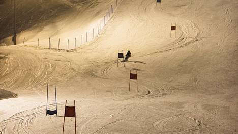 Ellivuoren rinteillä lasketeltiin päättyneellä kaudella vilkkaasti. Kuva on helmikuulta, jolloin Ellivuori Ski Teamin laskettelijat harjoittelivat mäessä.