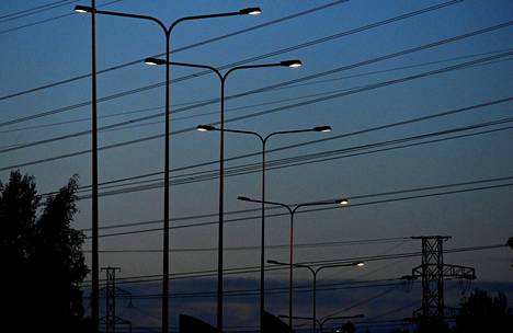 Maanteiden valaistuksen vähentämiselläkin voidaan säästää merkittävästi sähköä. Suomessa on 12 000 kilometriä on valaistuja maanteitä.