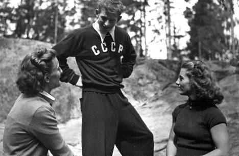 Olympiaurheilijoita. Kuvassa vasemmalta unkarilainen Olga Tass, venäläinen Valentin Muratov ja unkarilainen Margarethe Korondi. 