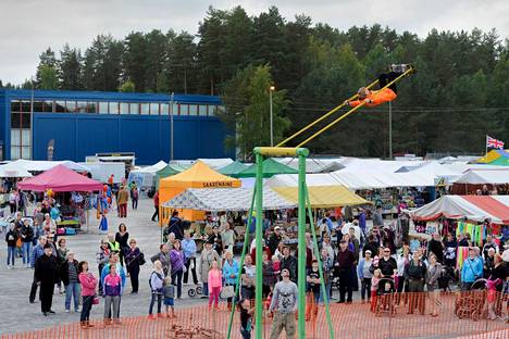 Perinteistä juhannuskeinua muistuttava kiiking-keinu ihmetytti väkeä Noormarkun markkinoilla vuonna 2013. Noormarkun markkinat järjestetään viikonloppuna yhtenäiskoulun kentällä kahden vuoden koronatauon jälkeen. 