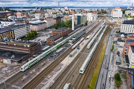 Kesälomien alku näkyy junissa varsinkin pääradalla. Tampereen rautatieasema kuvattuna heinäkuussa 2020.