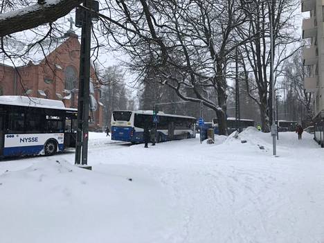 Useampi bussi oli pysähdyksissä Metson kirjaston edessä Tampereella maanantaina iltapäivällä kello 16.10. 