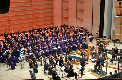 Harjun Kamarikuoro, Suomalainen barokkiorkesteri ja laulusolistit esittivät perjantaina Bachin Jouluoratorion Tampere-talossa Heikki Liimolan johdolla.