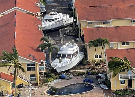 Ian-myrsky aiheutti merkittävää tuhoa Floridan Fort Myersissä. Se laantui trooppiseksi myrskyksi, mutta voimistui jälleen hurrikaaniksi.