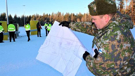 Porin prikaatin koulutusosaston toimistoupseeri Artturi Kosonen esitteli puolen hehtaarin maastotankkauskentän kokonaisuutta perjantaina Pohjankankaan harjoitusalueella.
