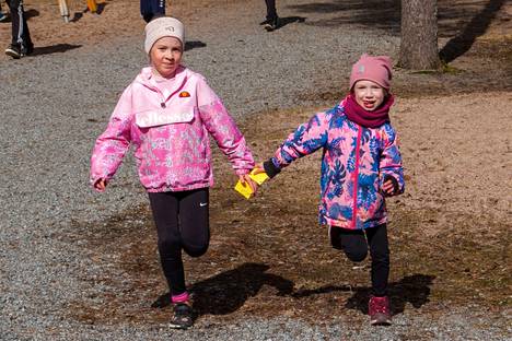 Julianna Jönkkäri ja Nella Hölttä osallistuvat välituntimaratonille innoissaan. Kahden ensimmäisen päivän aikana on kertynyt jo useampia kierrettyjä kierroksia.