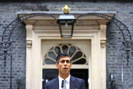 Rishi Sunak puhui kansalaisille ja lehdistölle ensimmäistä kertaa Britannian pääministerinä Lontoon Downing Streetin virka-asunnon edustalla tiistaina 25. lokakuuta. 