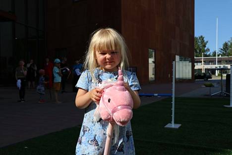 Kolmevuotias Nanna Rimpioja osallistui keskiviikkona iltapäivällä Kangasala-talon edustalla järjestettyyn Laukkaa Kangasalle -teemaviikon tapahtumaan. Keppihevosradan lisäksi tapahtumassa mieleistä oli kesähevosen tapaaminen sekä Kimmo Pyykkö -taidemuseon Hevosia – Horses -näyttelyn yhteydessä järjestetty taidesuunnistus. 