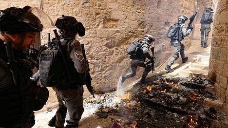 Israelin poliisi partioi Jerusalemin vanhan kaupungin muurin vieressä sunnuntaina.