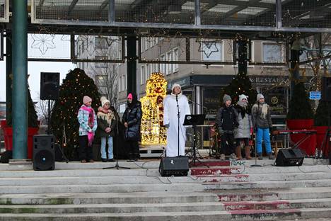 Ukrainalaiset lapset esiintyivät Porin joulunavauksessa.